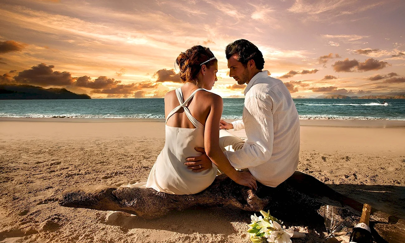 Мужчина и женщина на берегу. Красивая картинка