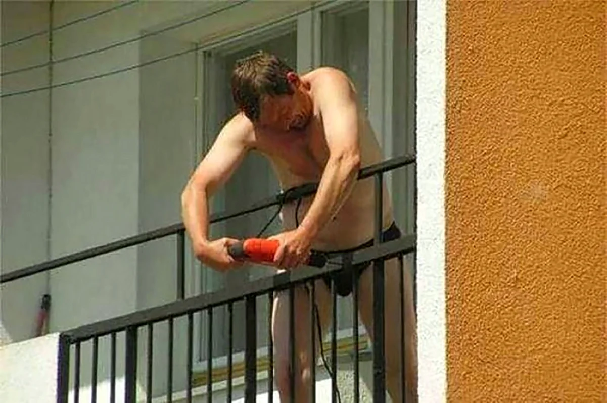 Мужчина в трусах на балконе. Картинка