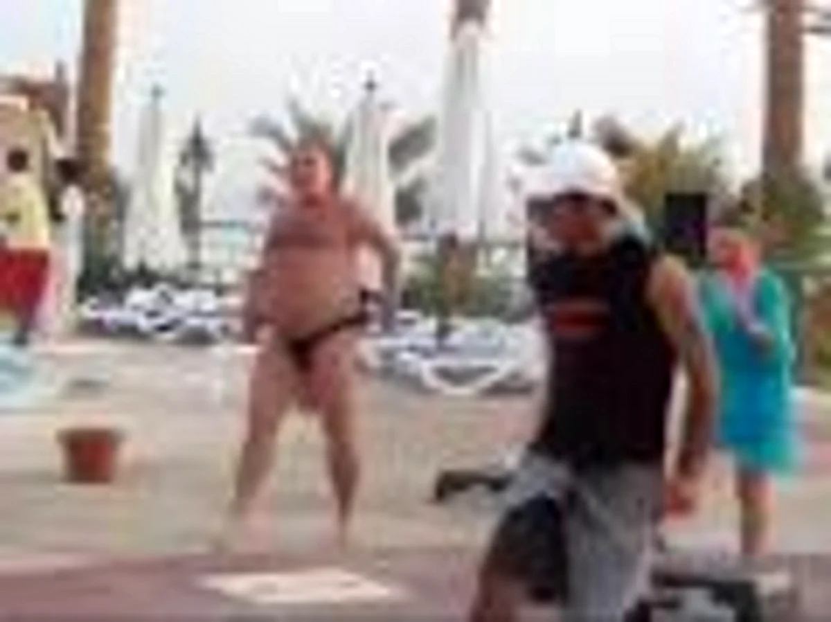Мужик танцует в Турции. Прикольная картинка
