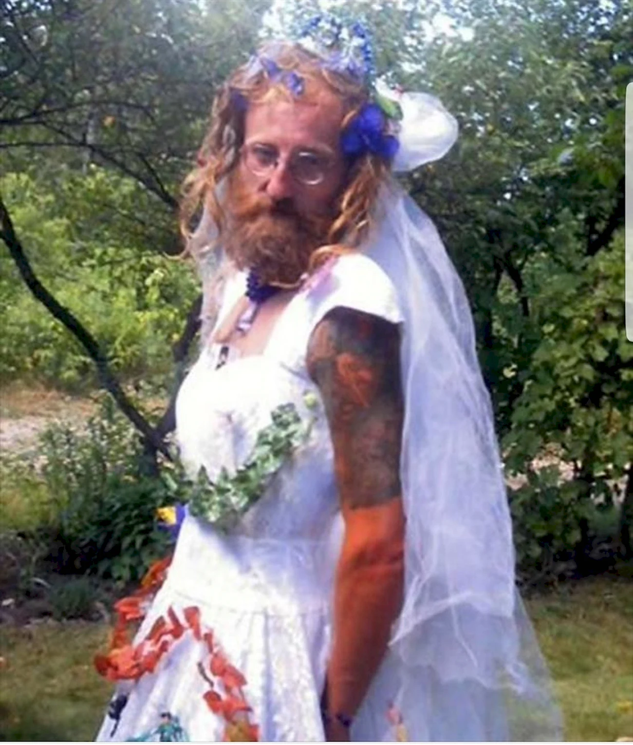 Мужик в свадебном платье. Прикольная картинка