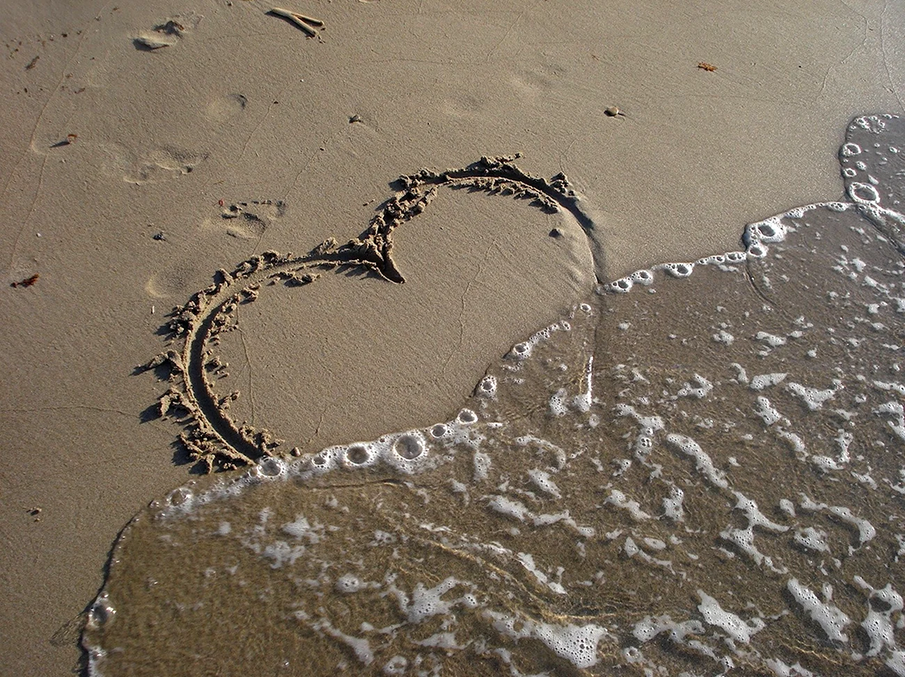 Надпись на песке на море. Красивая картинка
