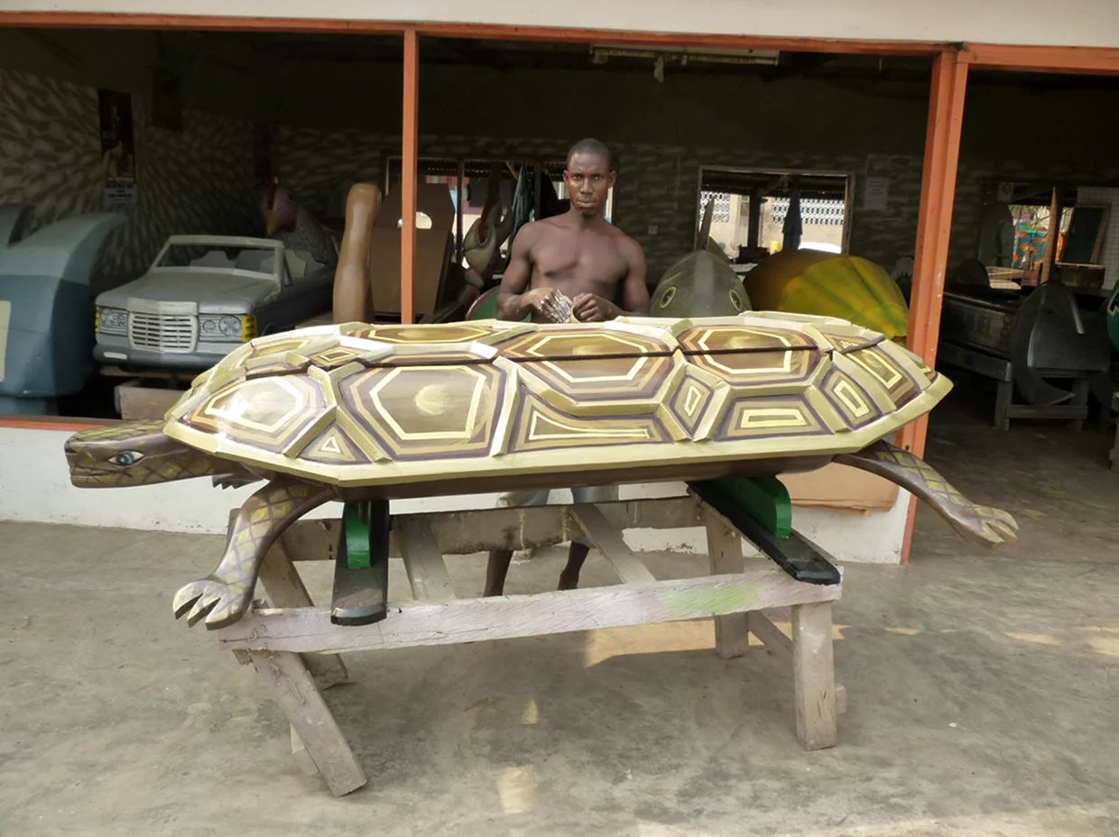 Необычные гробы Ганы. Прикольная картинка