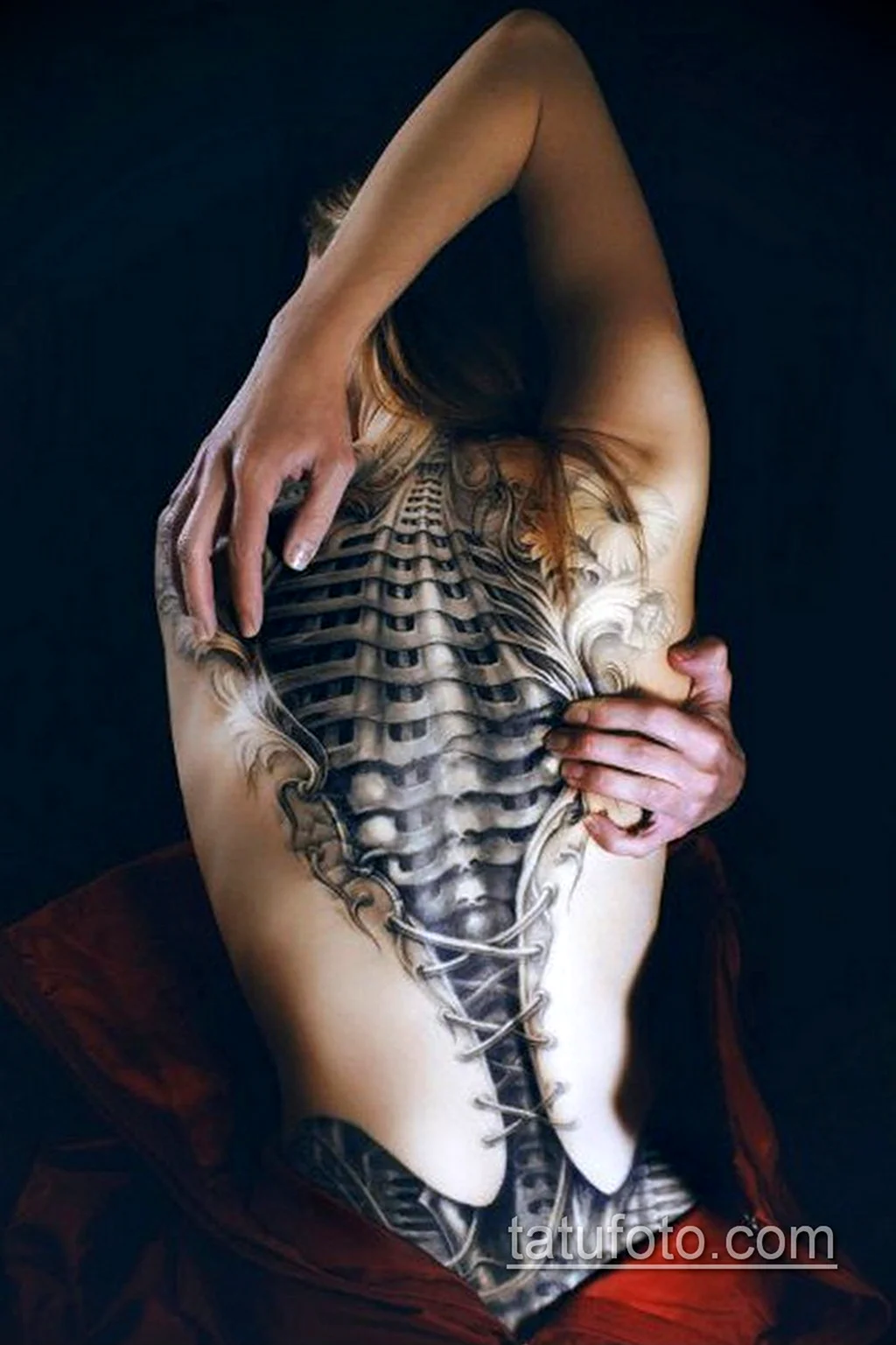 Необычные Татуировки на спине. Красивая девушка