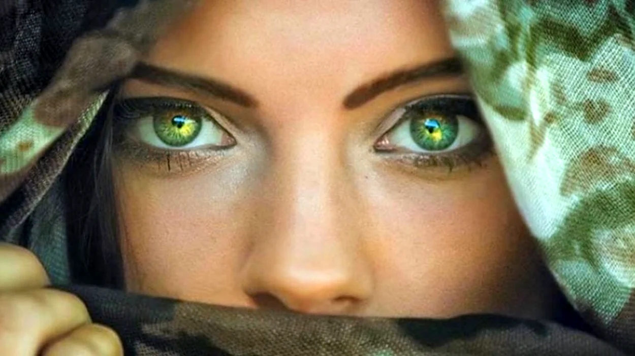 Необычные зеленые глаза. Красивая девушка
