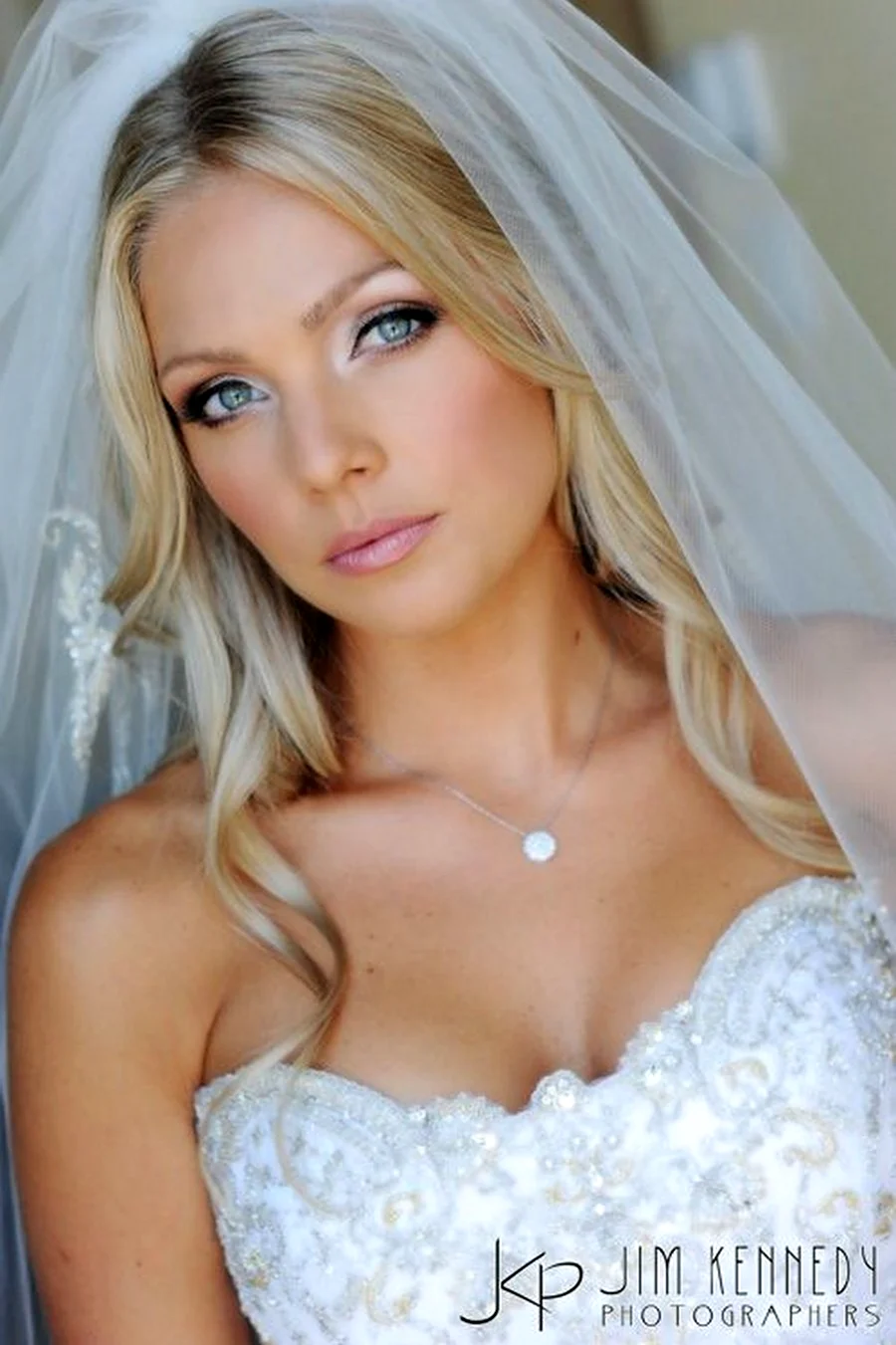 Невеста блондинка. Красивая девушка