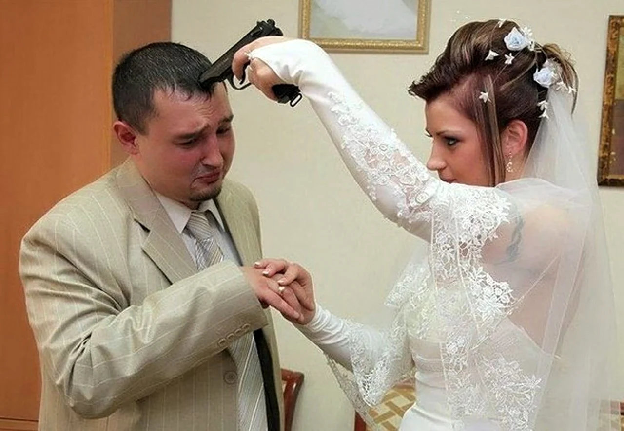 Невеста тащит жениха в ЗАГС. Прикольная картинка