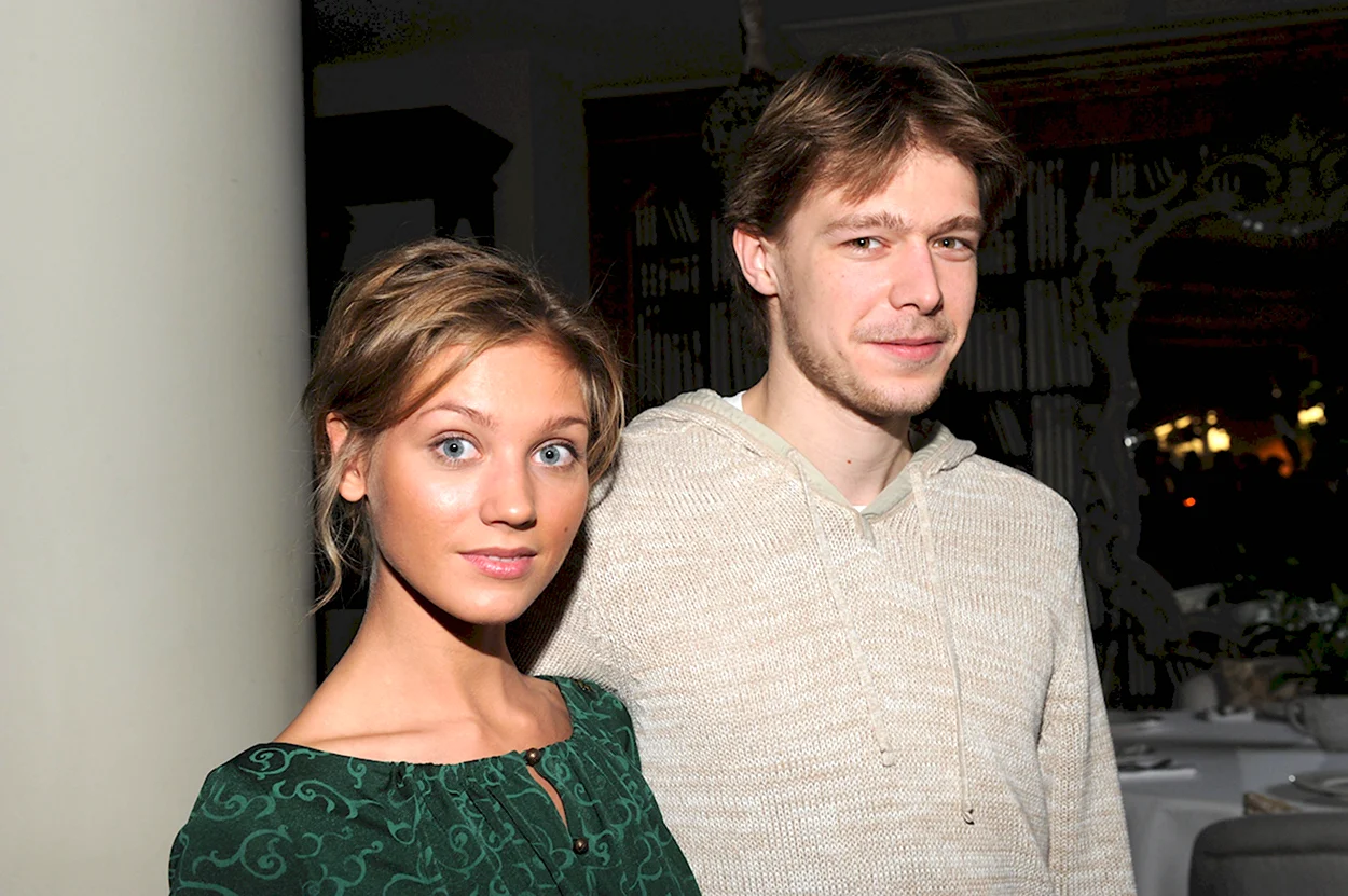 Никита Ефремов с женой. Знаменитость