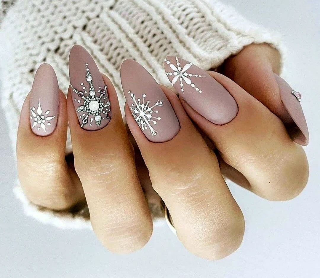 Нюдовые зимние ногти. Красивая картинка