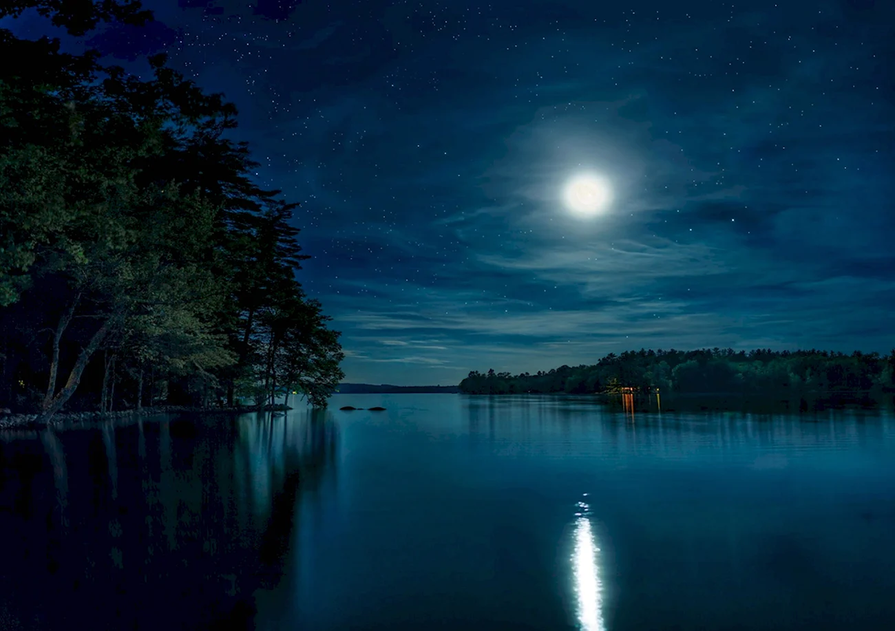 Ночное озеро. Красивая картинка