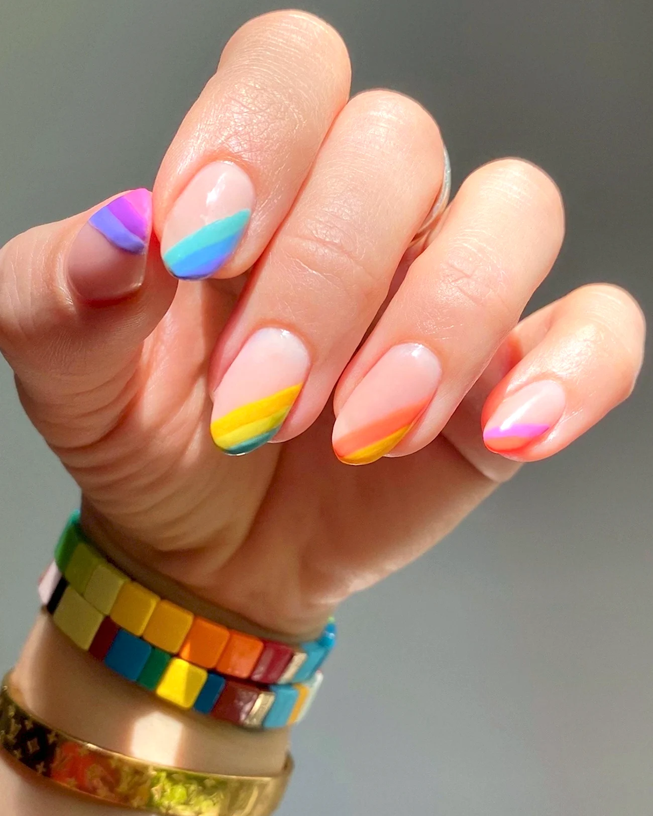 Ноу разноцветные ногти. Красивая картинка
