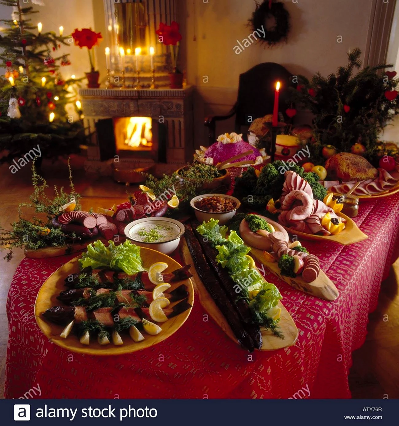 Новогодний стол с едой. Красивая картинка