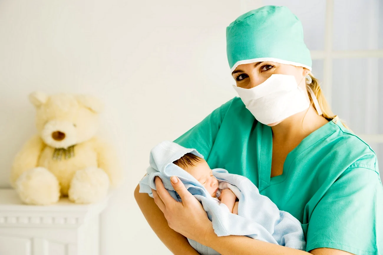 Новорожденный ребенок и врач