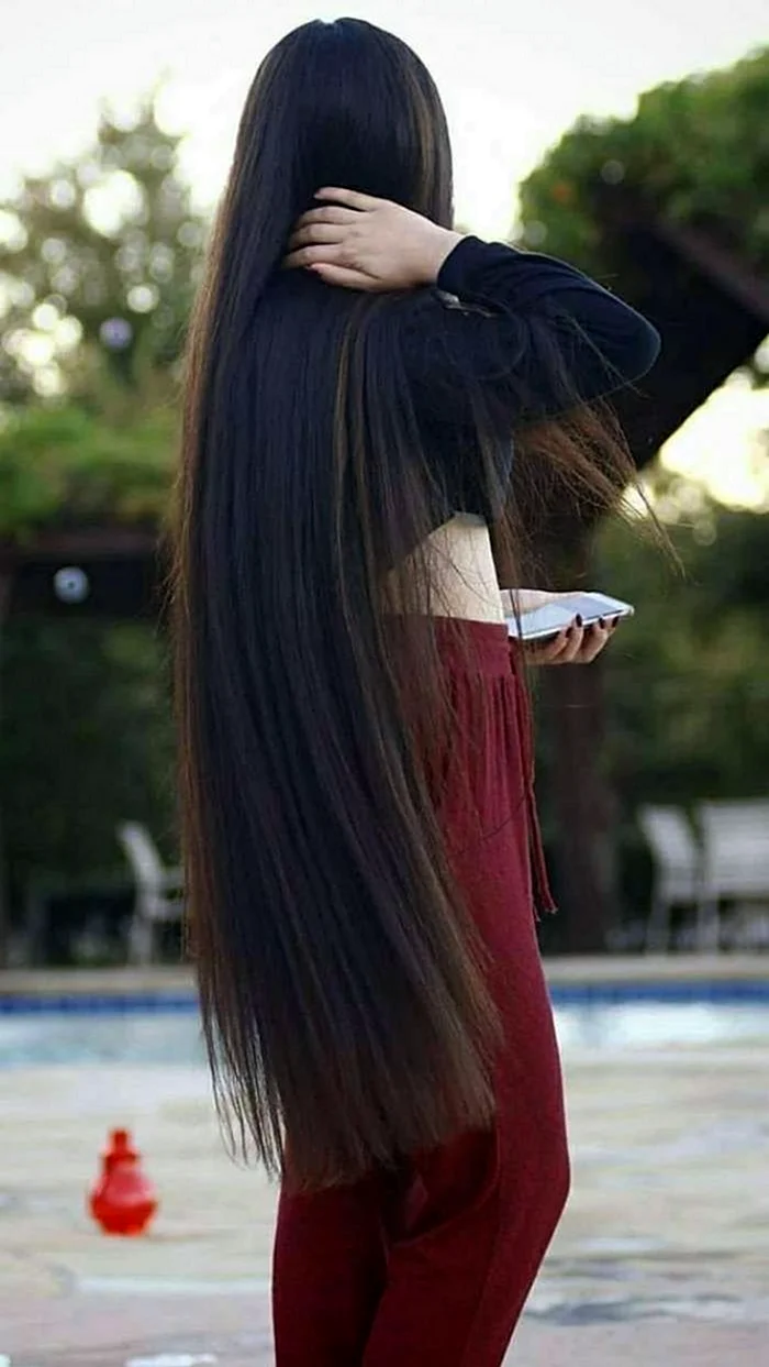 Очень длинные волосы. Красивая девушка