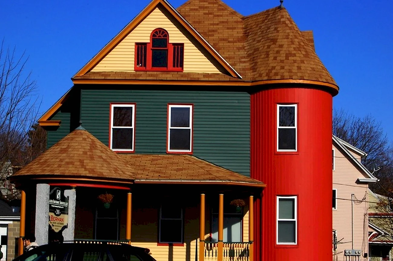 Оранжевый дом с коричневой крышей. Красивая картинка