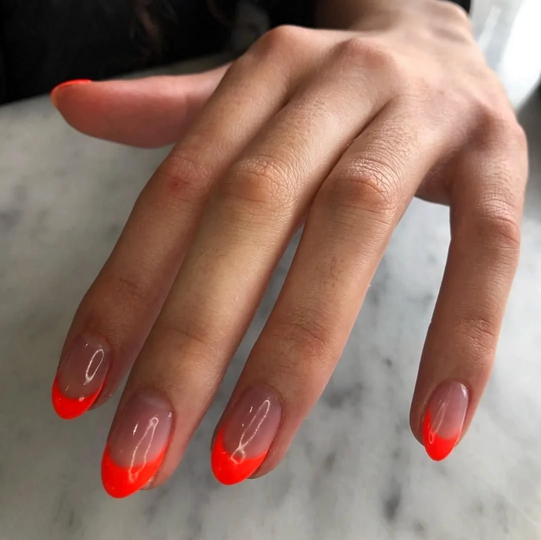 Оранжевый френч на миндалевидных ногтях. Красивая картинка