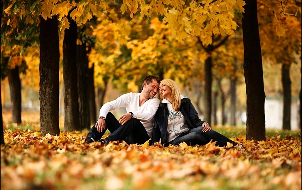Осенняя фотосессия пары. Картинка