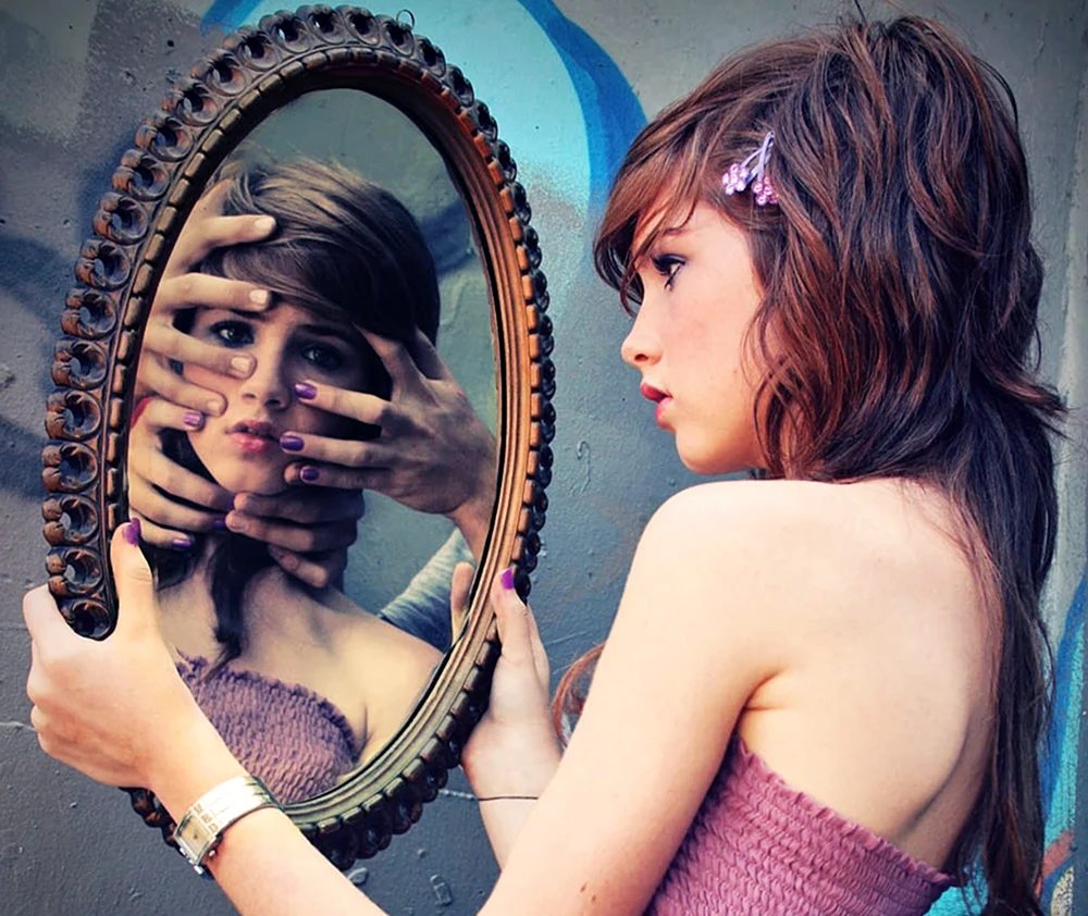 Отражение в зеркале. Красивая девушка