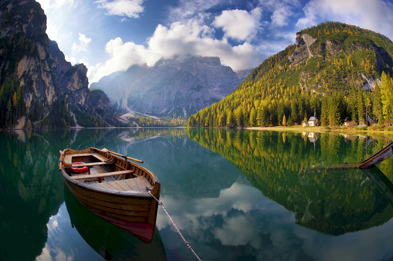 Озеро Брайес Италия. Красивая картинка