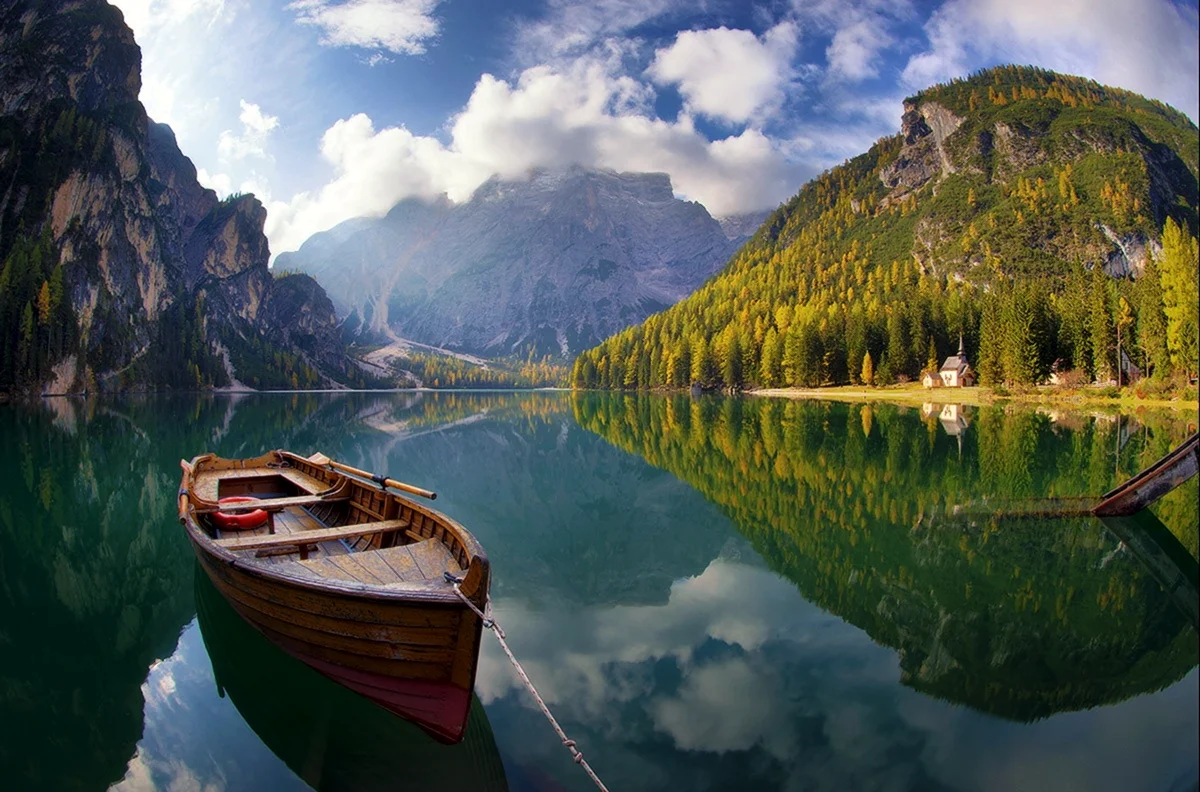 Озеро Брайес Италия. Красивая картинка