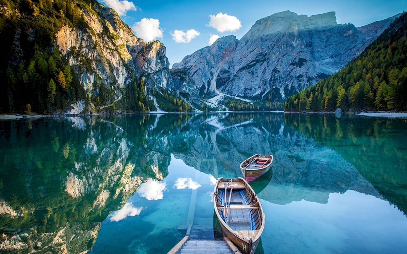 Озеро Брайес. Доломитовые Альпы Италия.. Красивая картинка