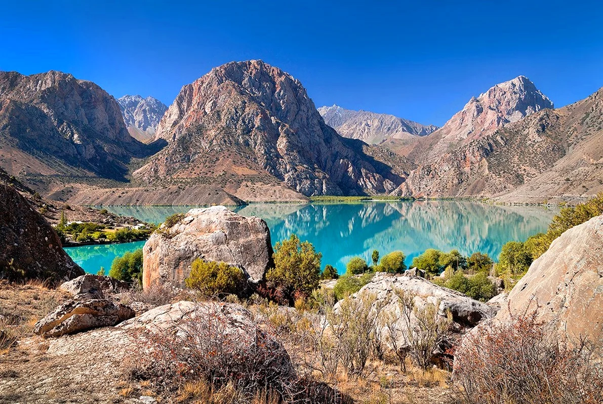 Озеро Искандеркуль Таджикистан. Красивая картинка