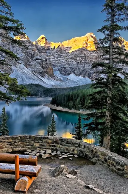 Озеро Морейн Альберта Канада. Красивая картинка