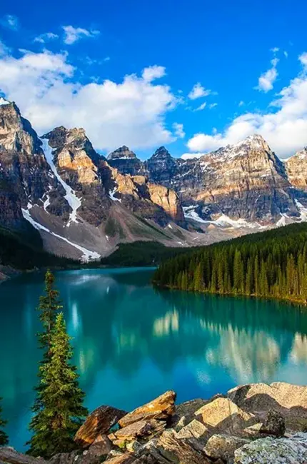 Озеро Морейн Альберта Канада. Красивая картинка