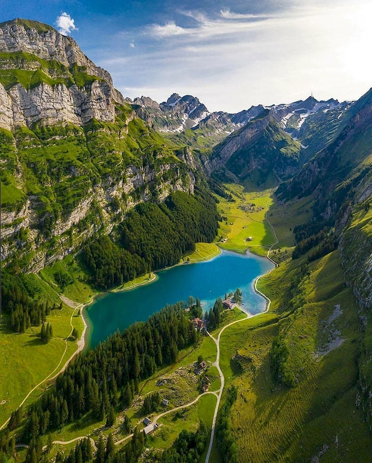 Озеро Зееальп Швейцария. Красивая картинка