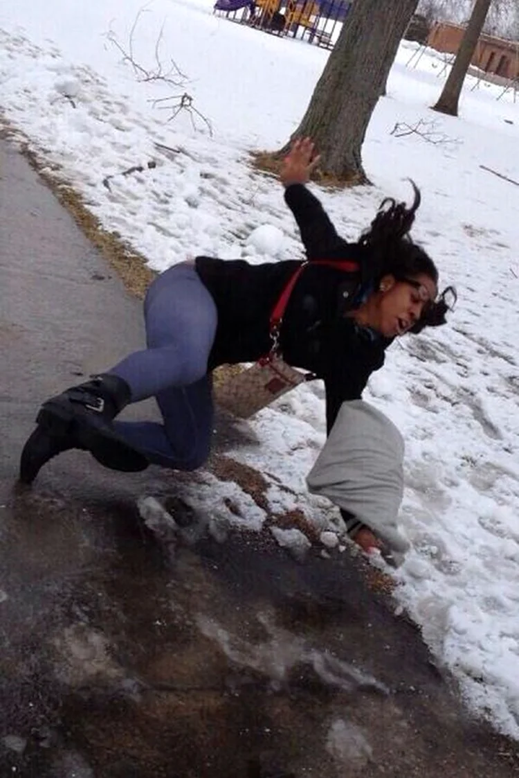 Падение женщины на льду. Прикольная картинка