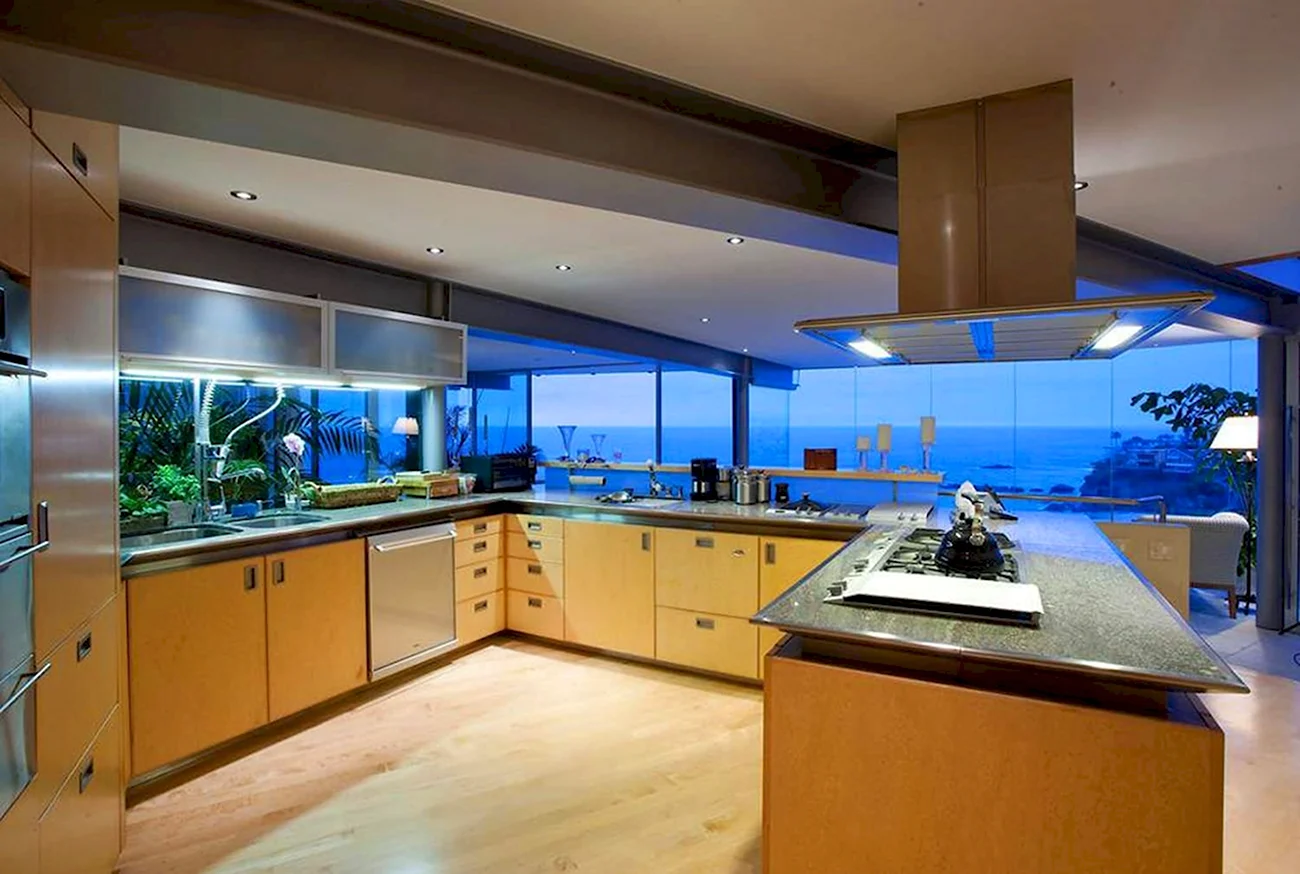 Панорамная кухня. Картинка