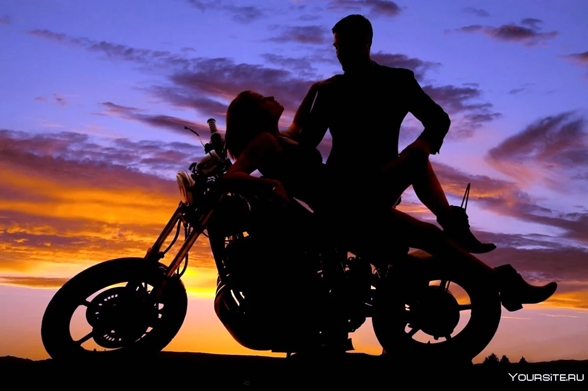 Пара на мотоцикле на закате. Красивая картинка