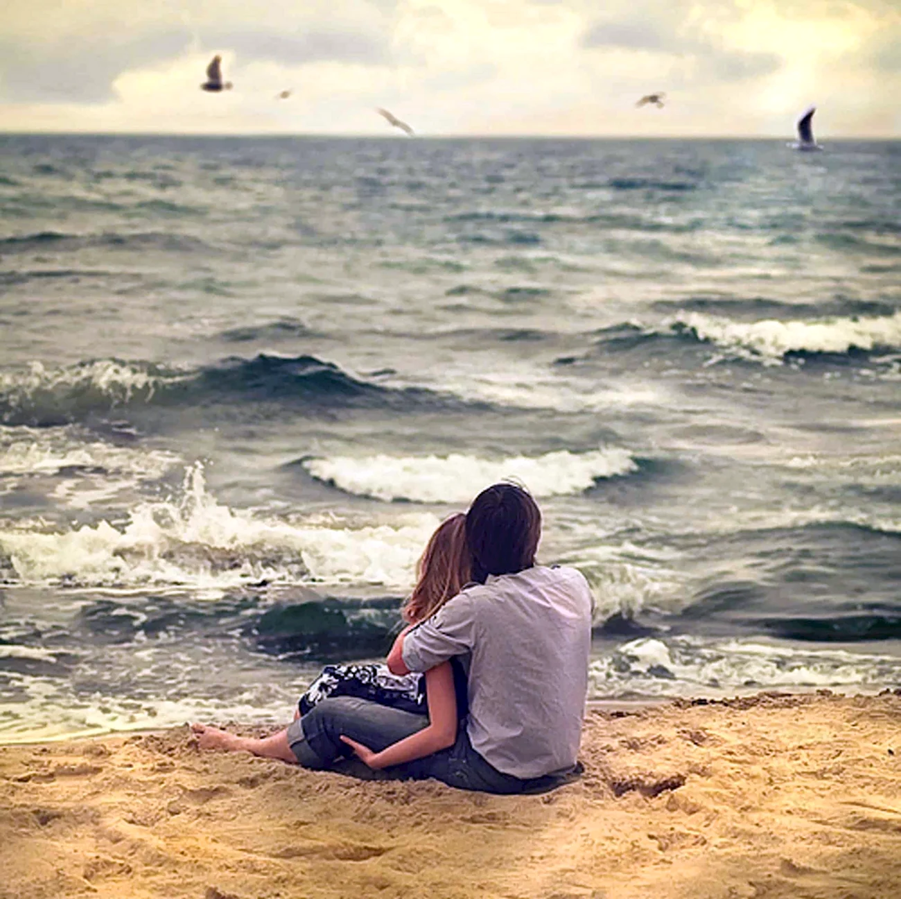 Парень и девушка возле моря. Красивая картинка