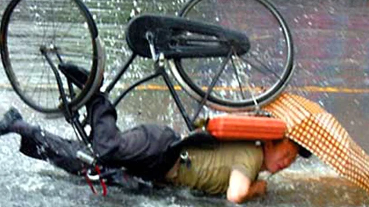 Парень падает с велосипеда. Прикольная картинка