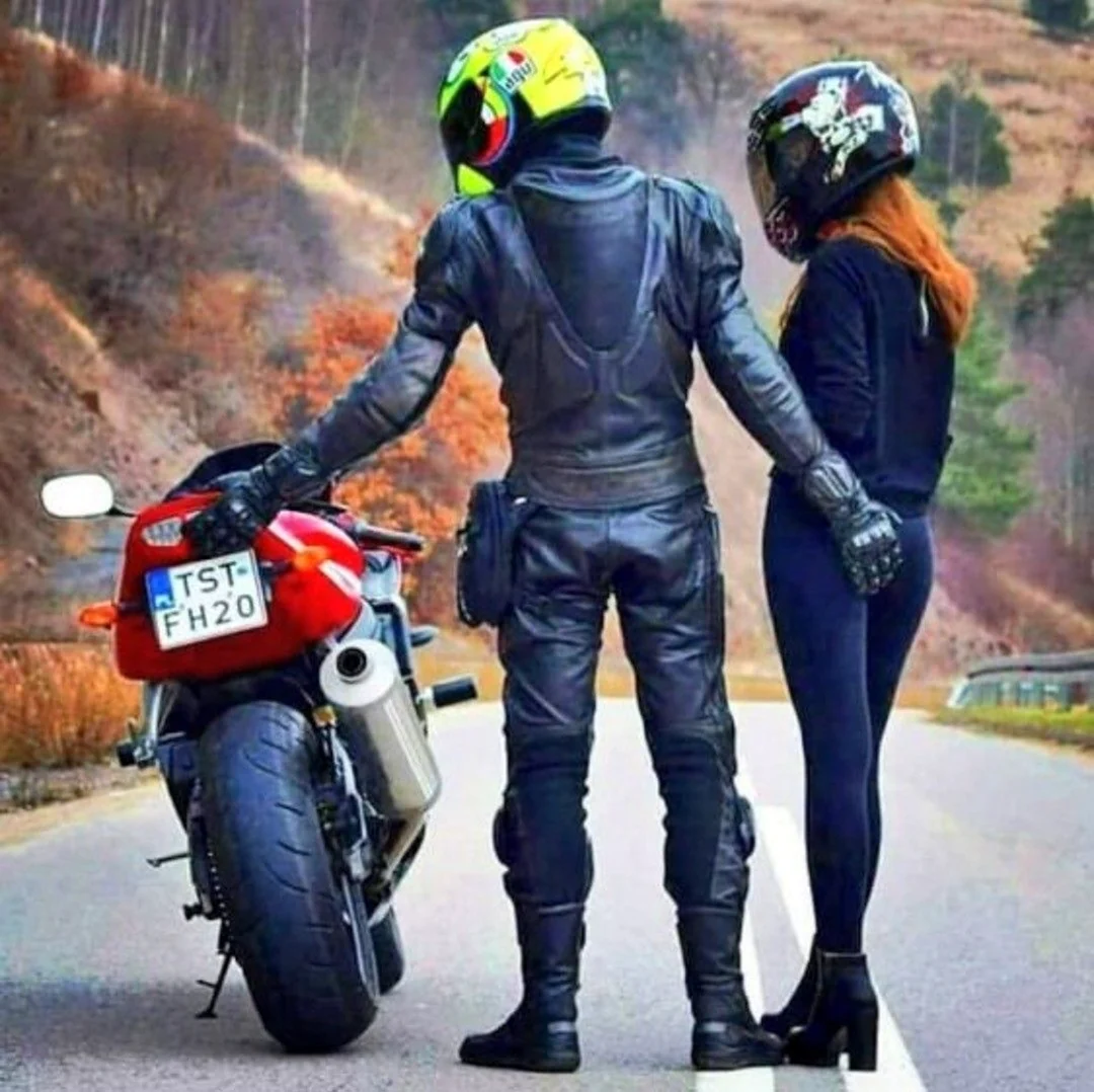 Парень с девушкой на мотоке. Красивая картинка