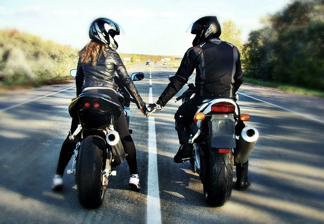 Парень с девушкой на мотоцикле. Красивая картинка