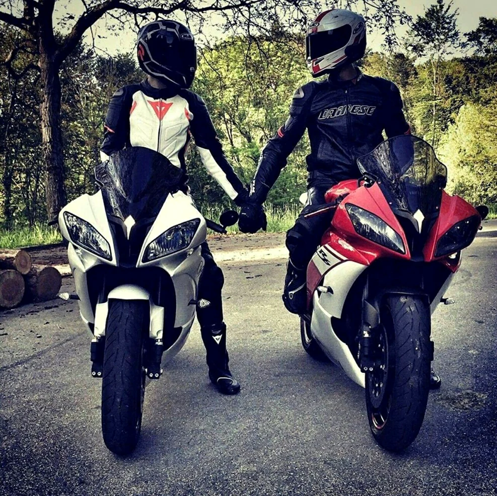 Парень с девушкой на мотоцикле. Красивая картинка