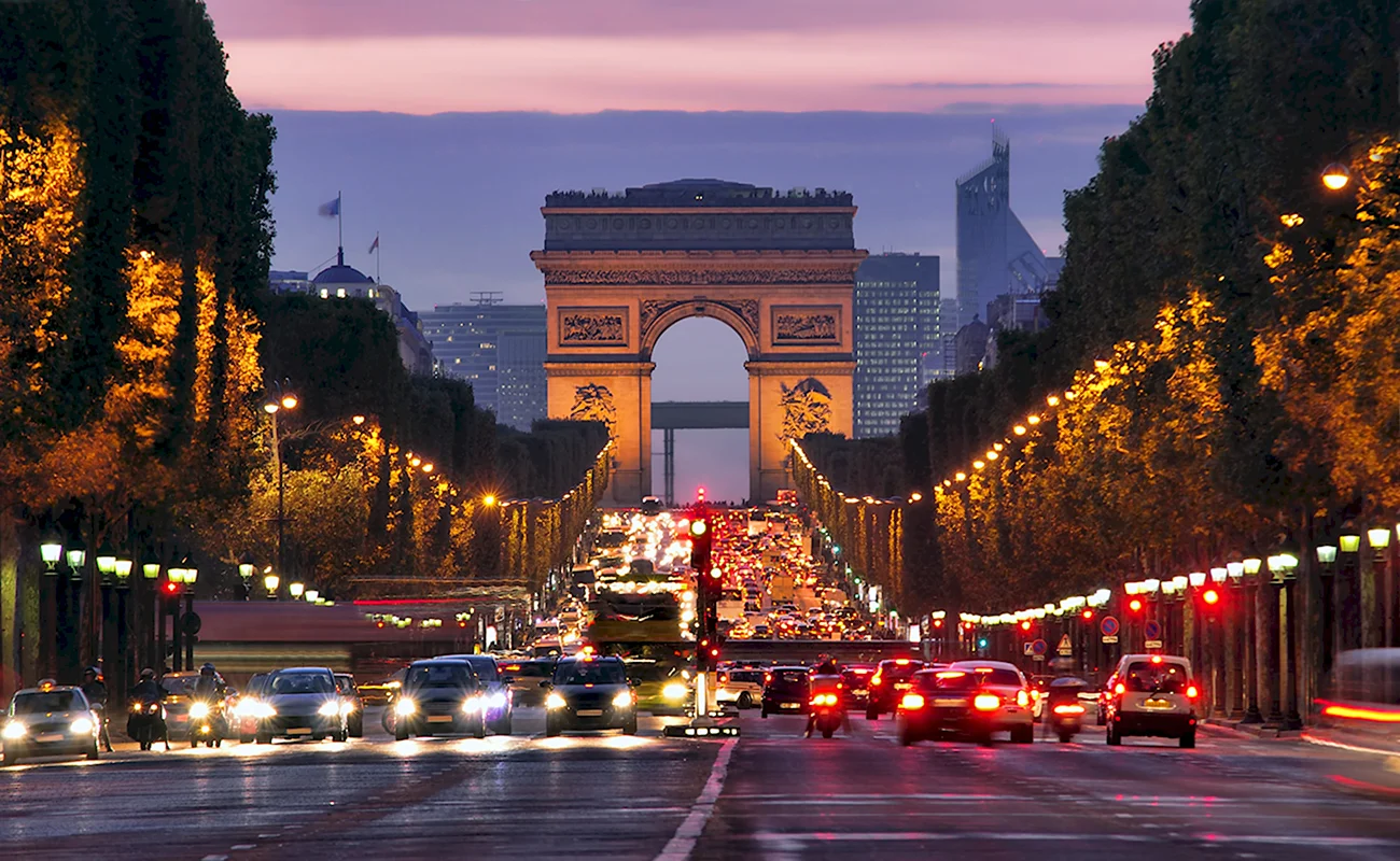 Париж Елисейские поля и Триумфальная арка. Красивая картинка