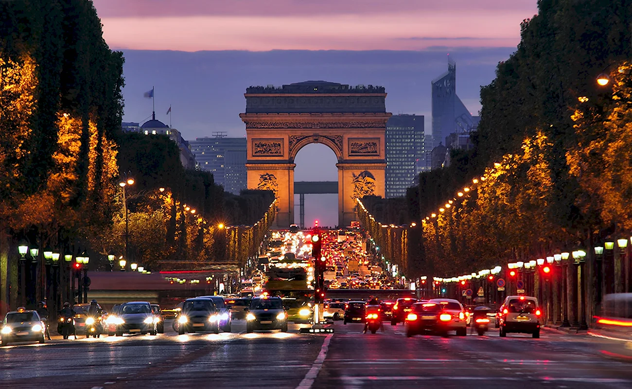 Париж Елисейские поля и Триумфальная арка. Картинка