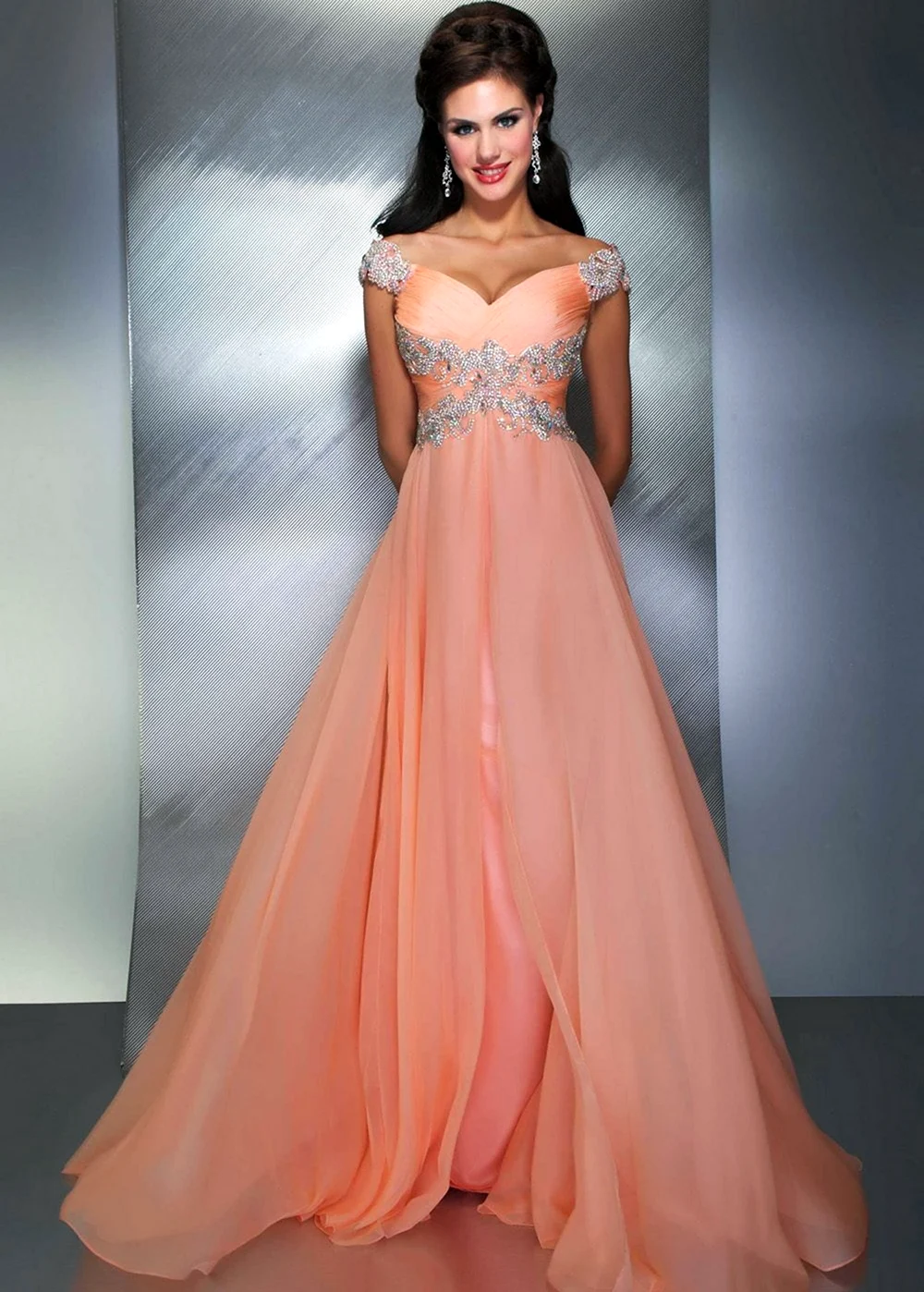 Персиковое вечернее платье. Красивая картинка