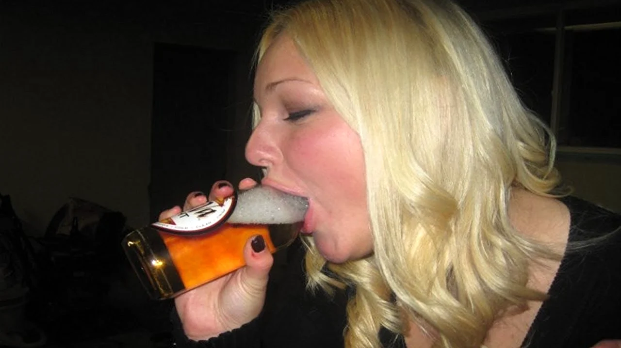 Пьяная девушка с пивом. Прикольная картинка