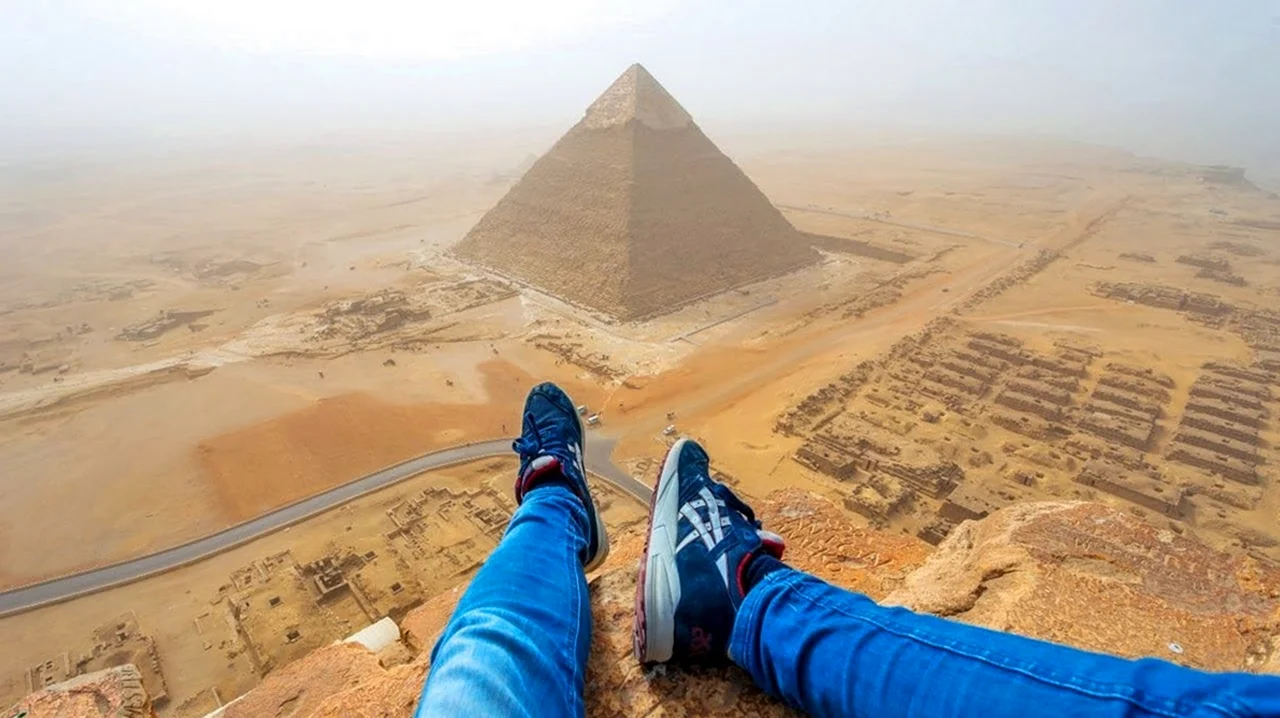 Пирамида Хеопса и человек. Картинка