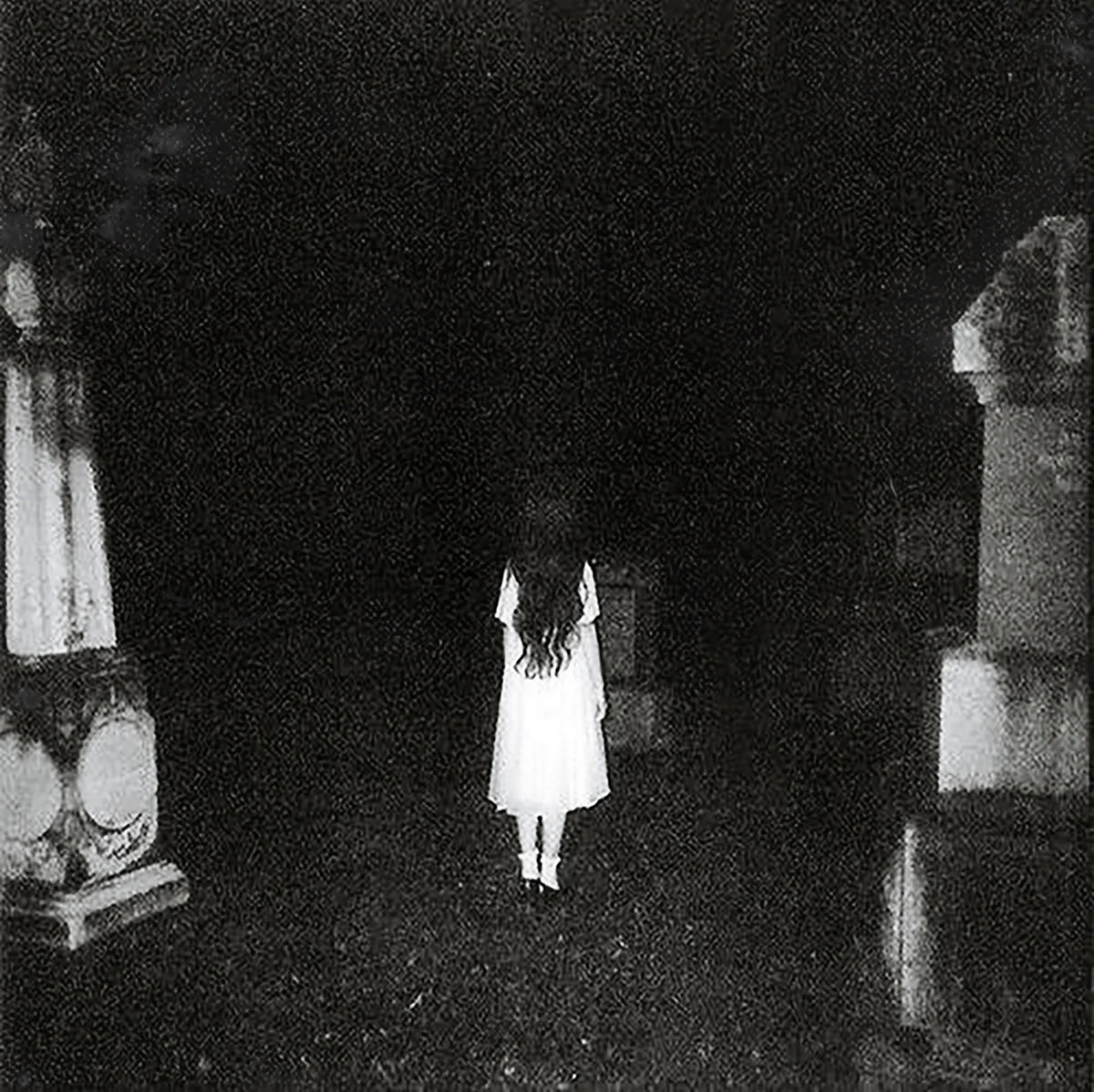 Призрак девочки на кладбище. Картинка
