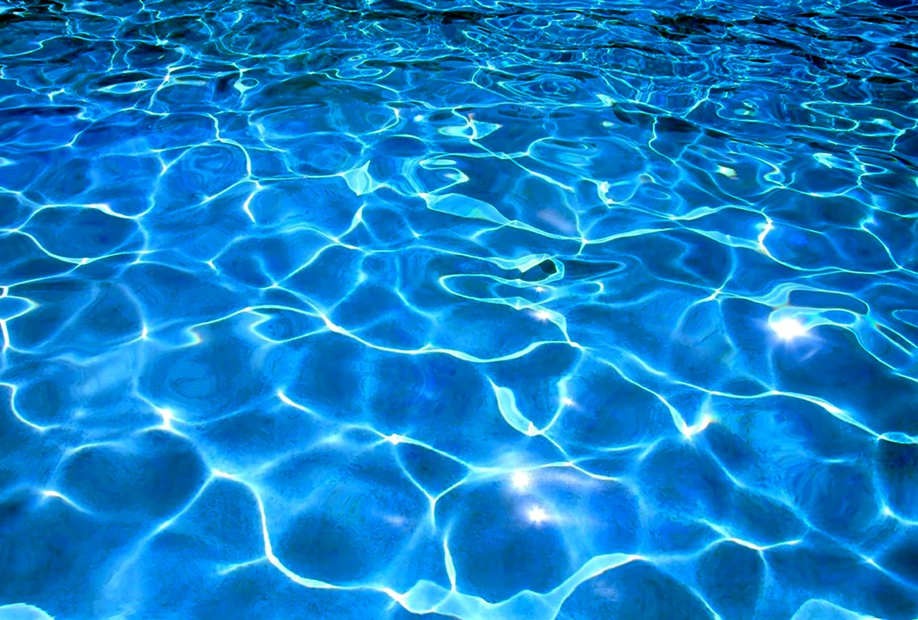 Прозрачная вода в бассейне. Картинка
