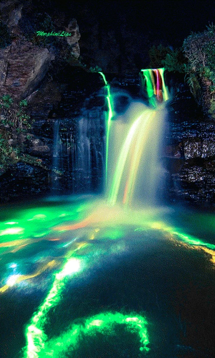 Радужные водопады. Красивая картинка