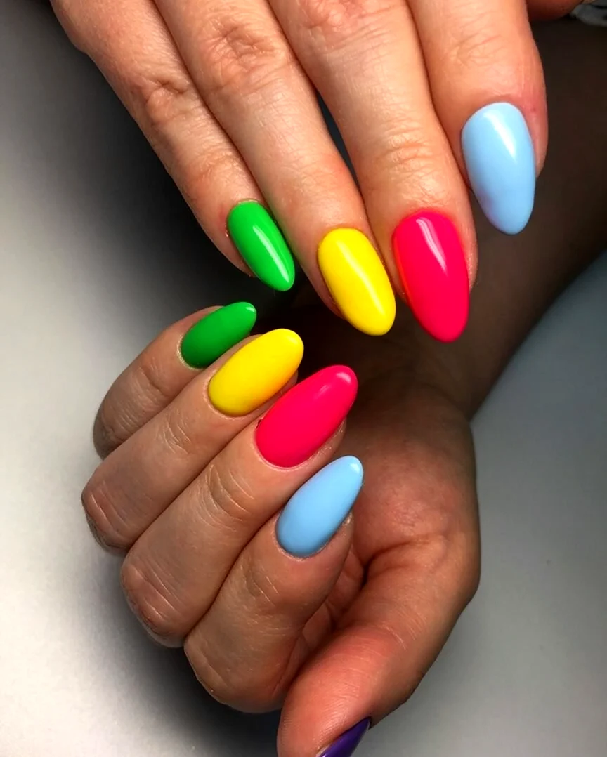 Разноцветные ногти. Красивая картинка