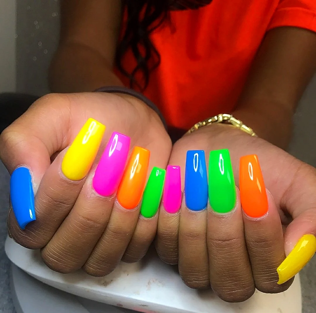 Разноцветные ногти. Красивая картинка
