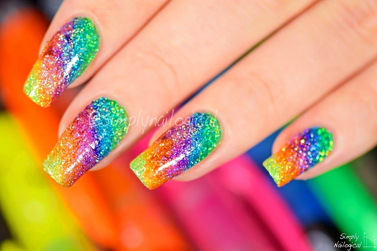 Разноцветные ногти с блестками. Красивая картинка