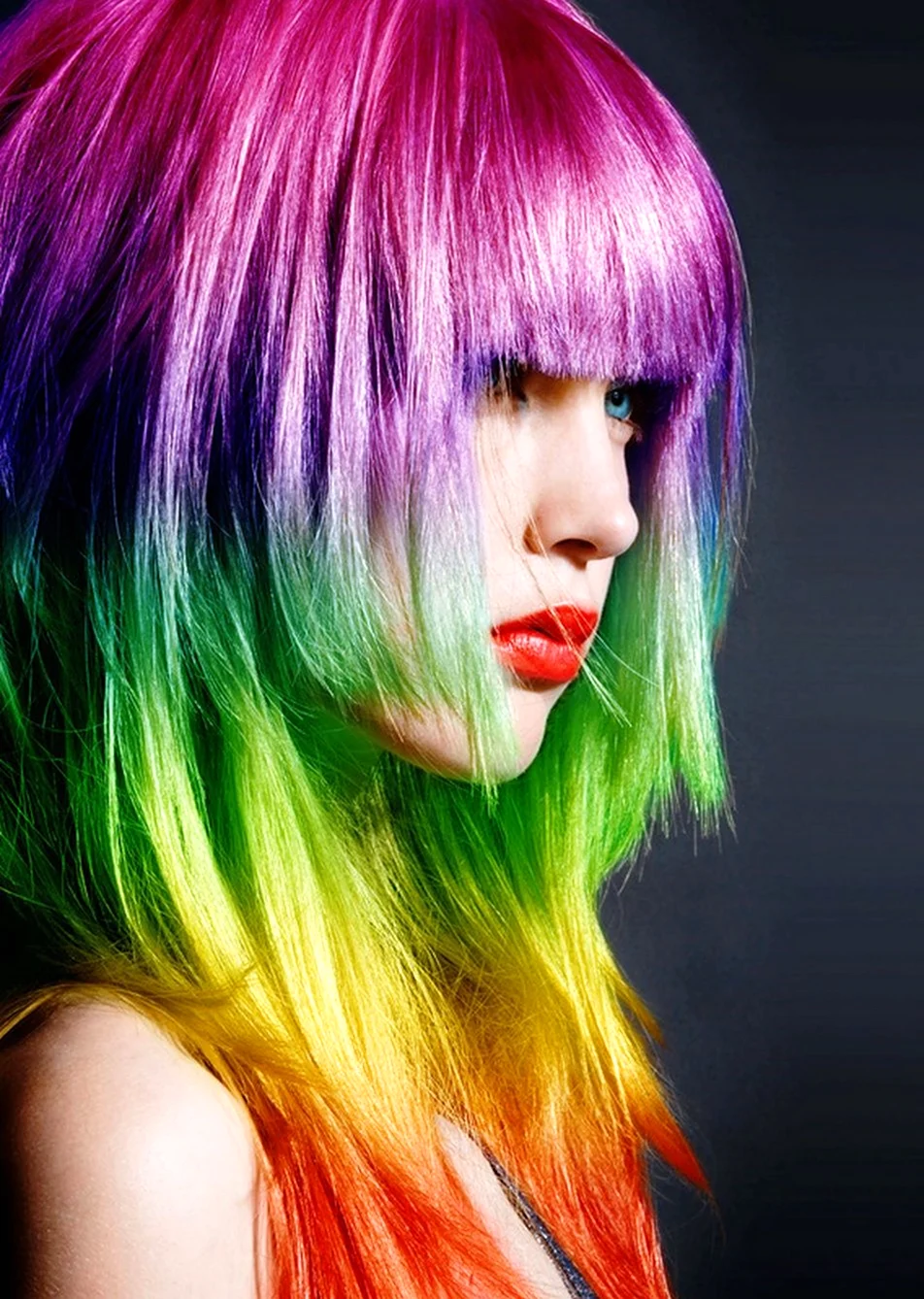 Разноцветные волосы. Красивая девушка