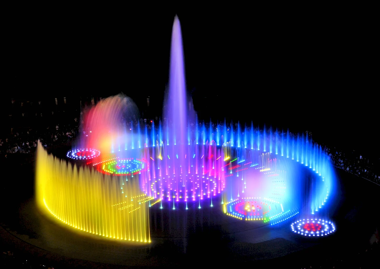 Разноцветный фонтан. Красивая картинка