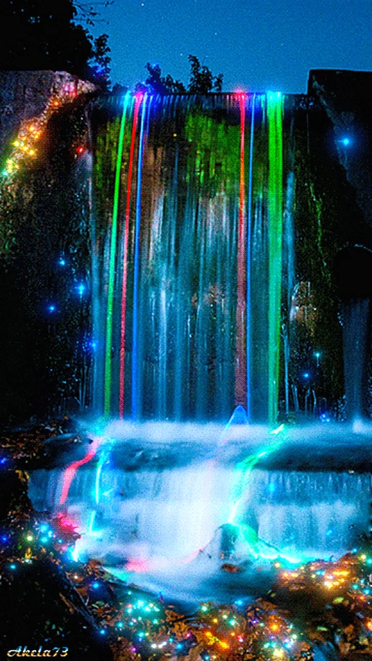 Разноцветный водопад. Красивая картинка
